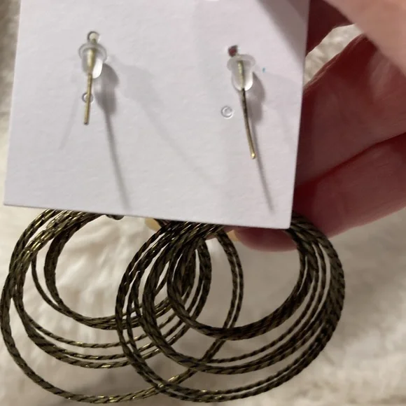 Elegant Gold Hoop Earrings - Picture 3 of 6